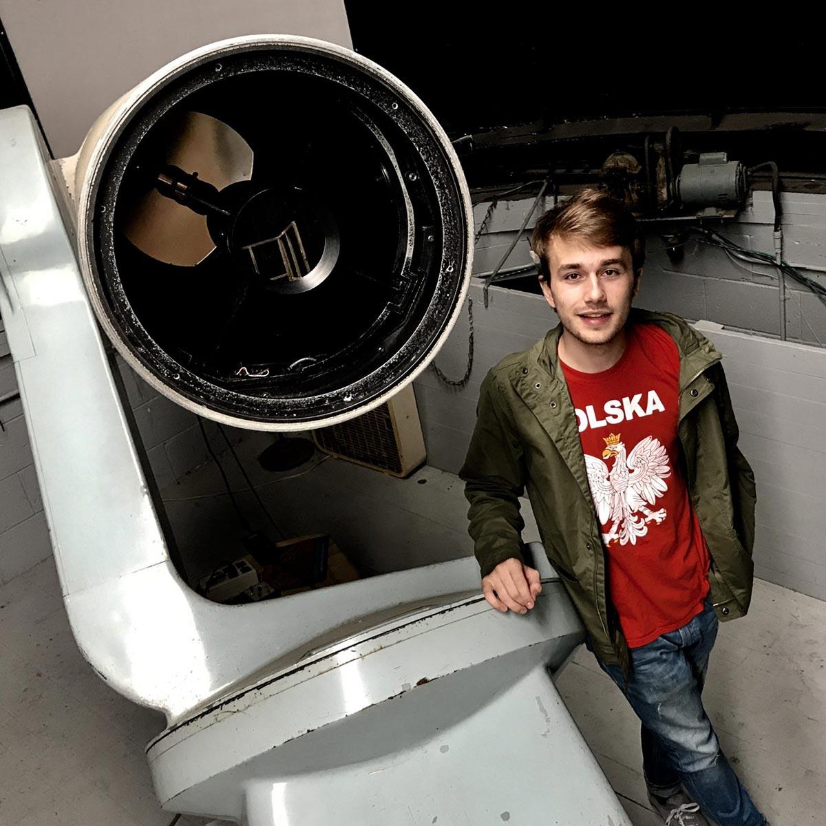 Jacob Pilawa ’20 with the telescope at ե֭'s Foggy Bottom Observatory